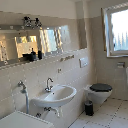 Sonnige Mit Balkon 公寓